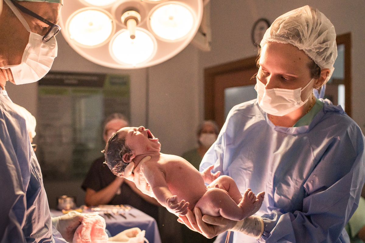 bebê recém nascido na sala de parto