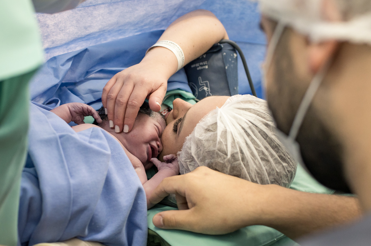 primeiro contato de mamãe e bebê após o nascimento