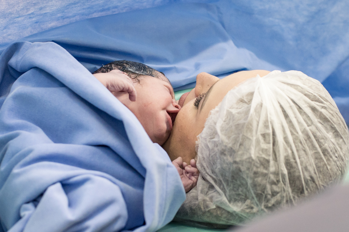 primeiro contado mamãe e bebê após o nascimento