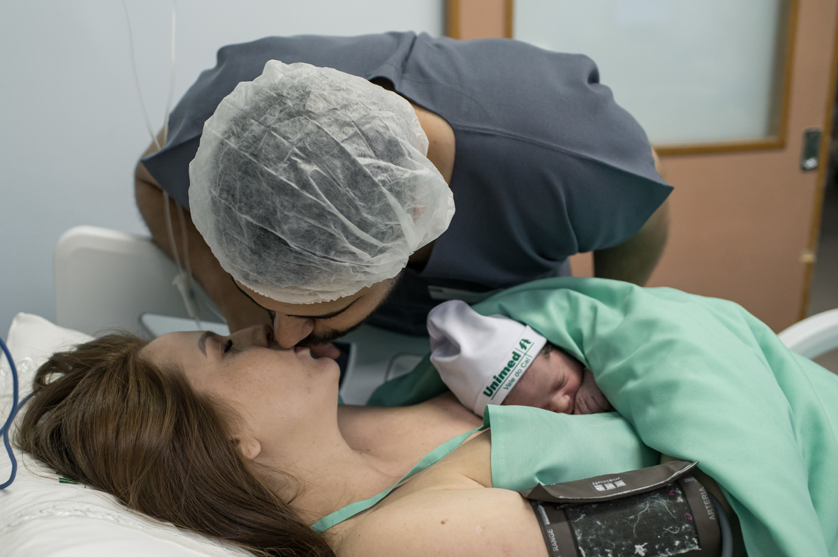 troca de carinho entre o papai e a mamãe do recém nascido 