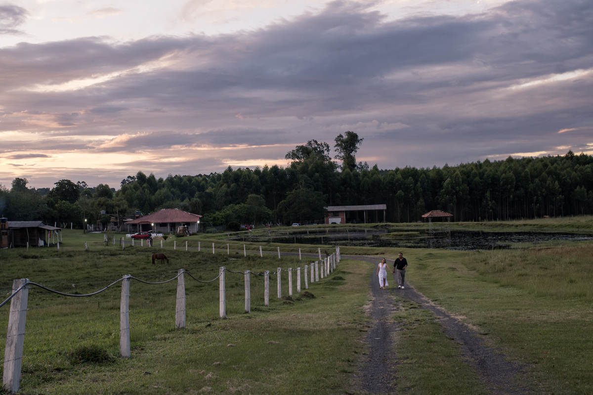 ensaio externo de casal na chácara, casal caminhando ao longe