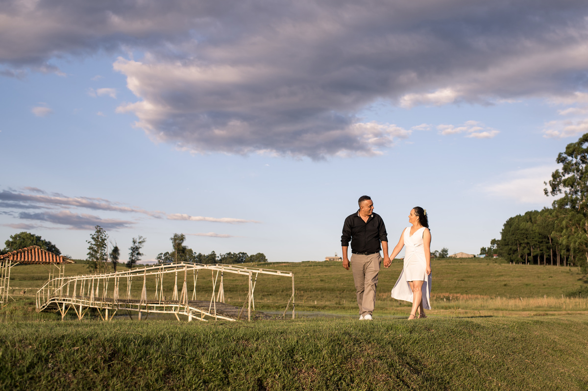 ensaio externo de casal na chácara, à beira da ponte na chácara