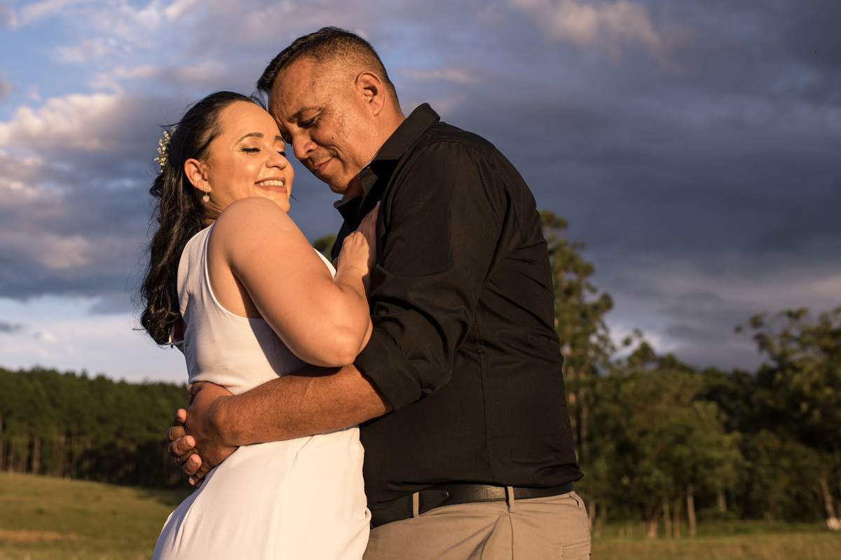 ensaio externo de casal na chácara, casal com a luz dourada do sol (golden hour)