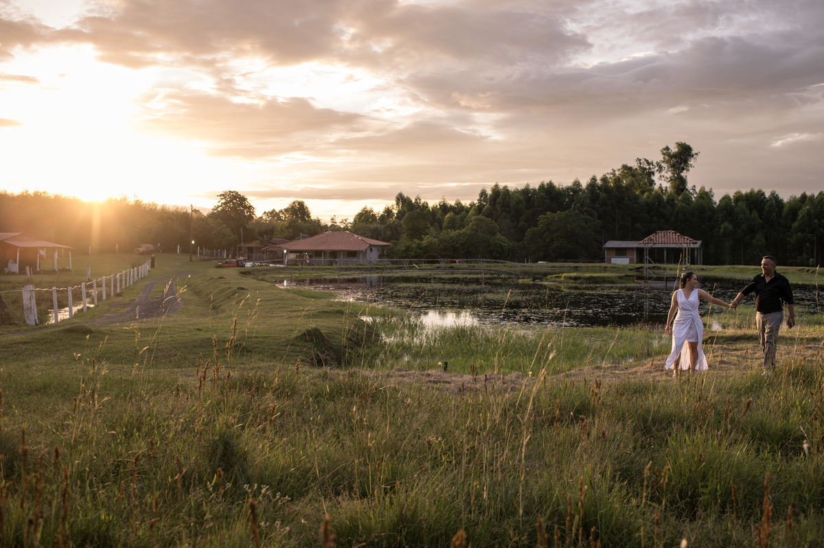 ensaio externo de casal na chácara com por do sol (golden hour)