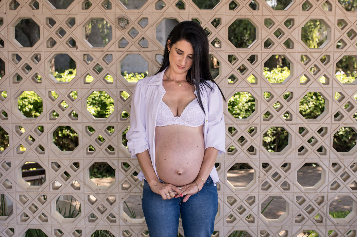 Ensaio de gestante, pose mostrando a barriga