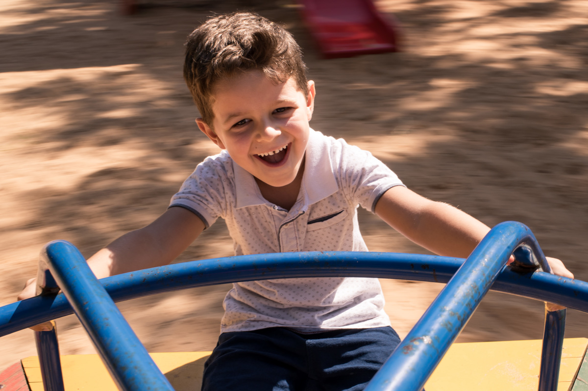 Ensaio de gestante, irmão brincando no parquinho