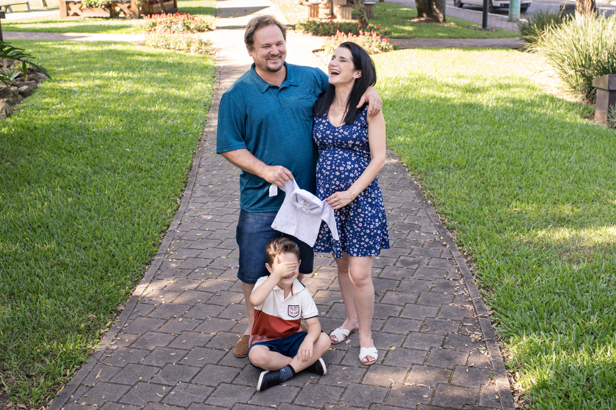 Ensaio de gestante, pai e mãe sorrindo