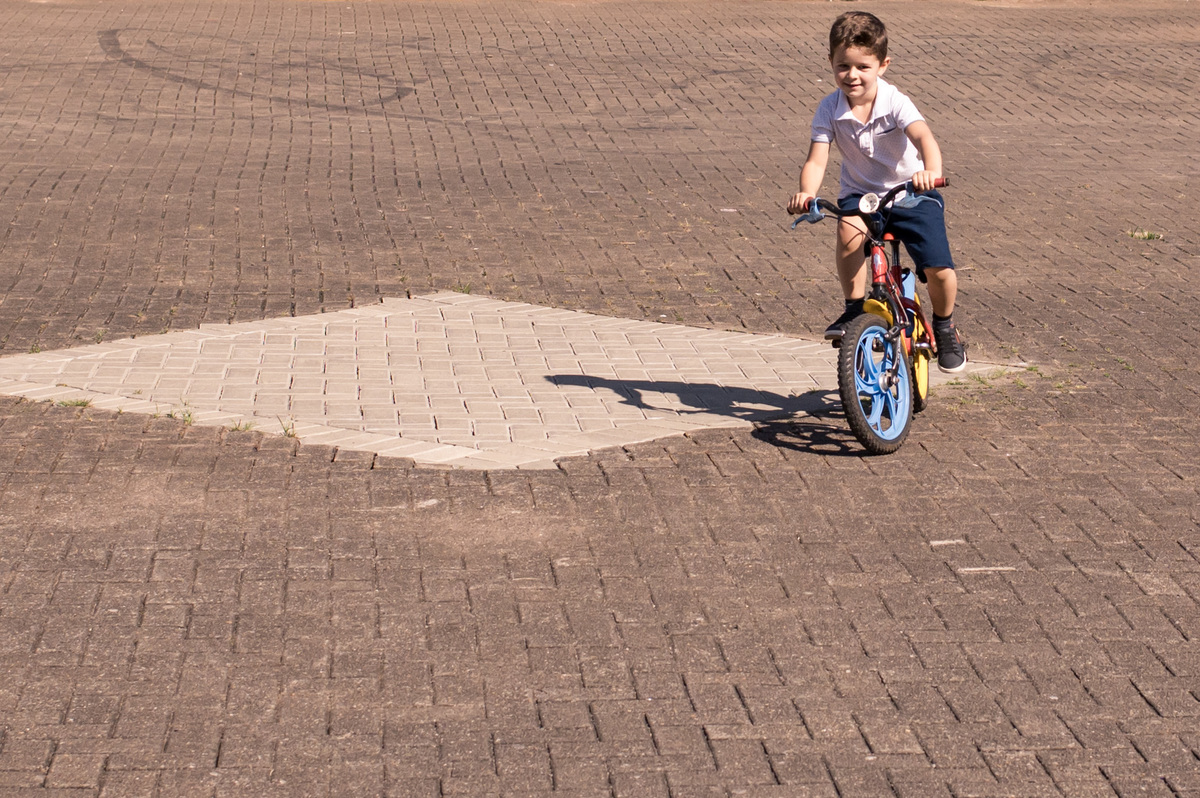 Ensaio de gestante, irmão mais velho andando de bicicleta