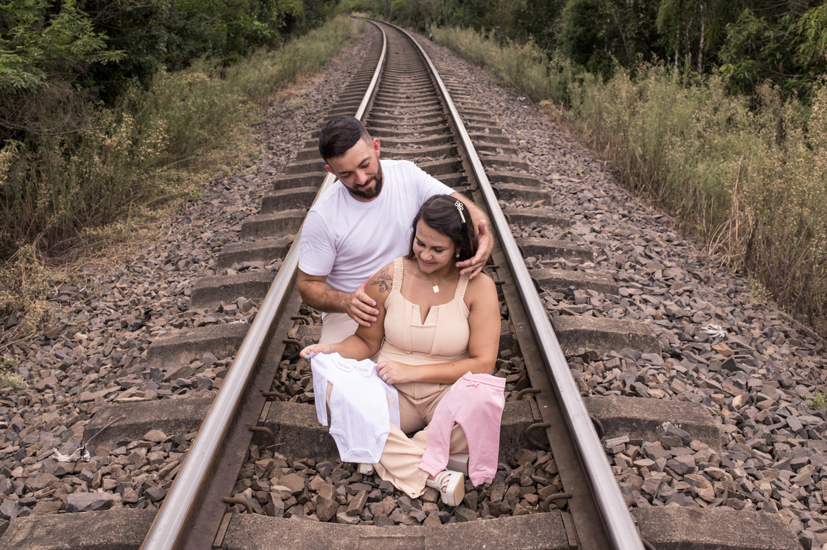 Chá revelação ensaio com o casal nos trilhos