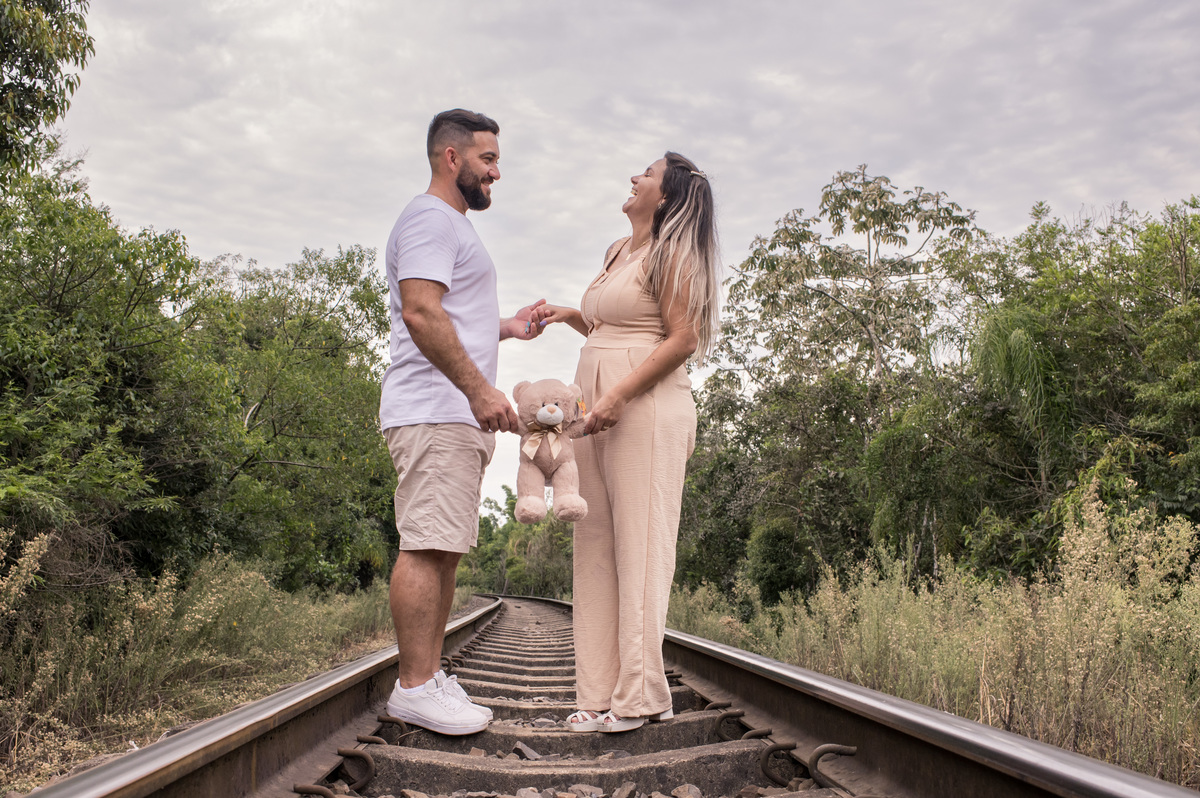 Chá revelação ensaio com o casal nos trilhos