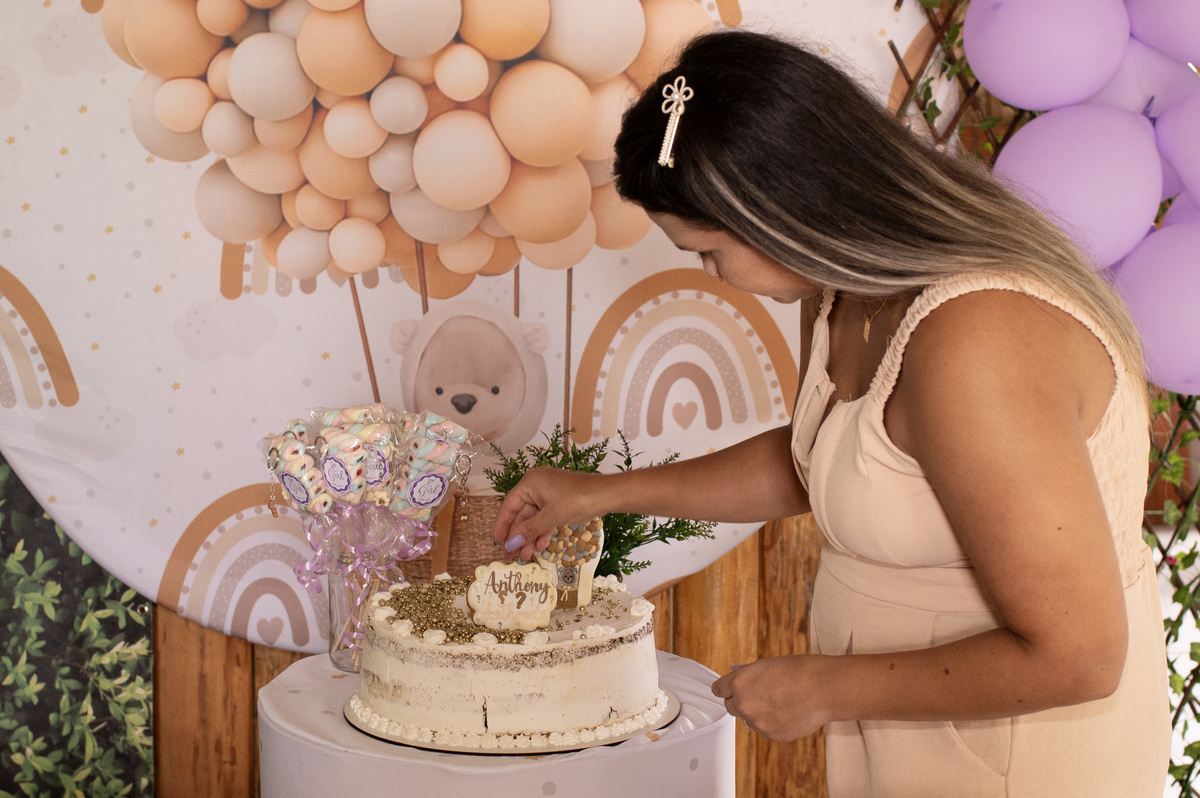 Chá revelação , mamãe colocando os enfeites no bolo