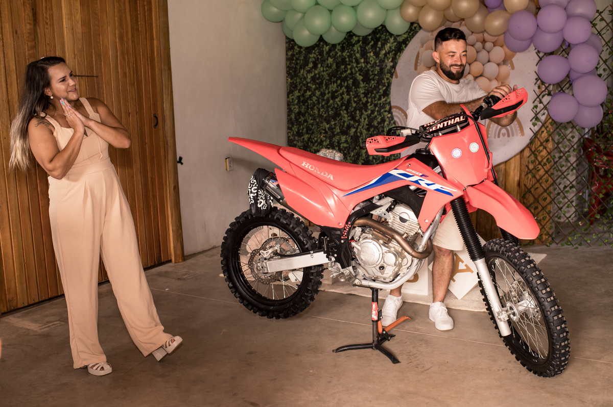 Chá revelação, hora de acelerar a moto e estourar o balão