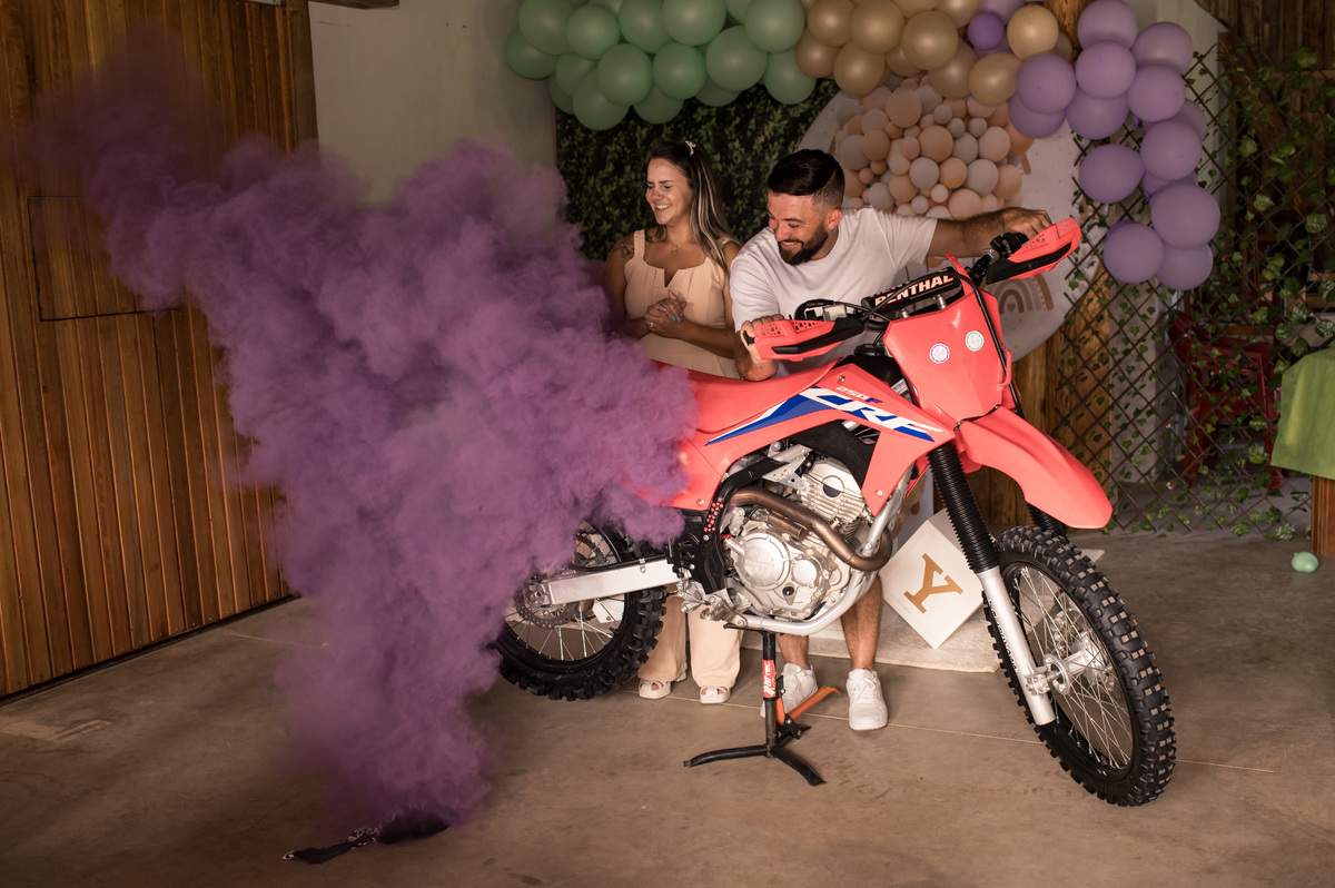Chá revelação, hora de acelerar a moto, balão estoura com o pó rosa