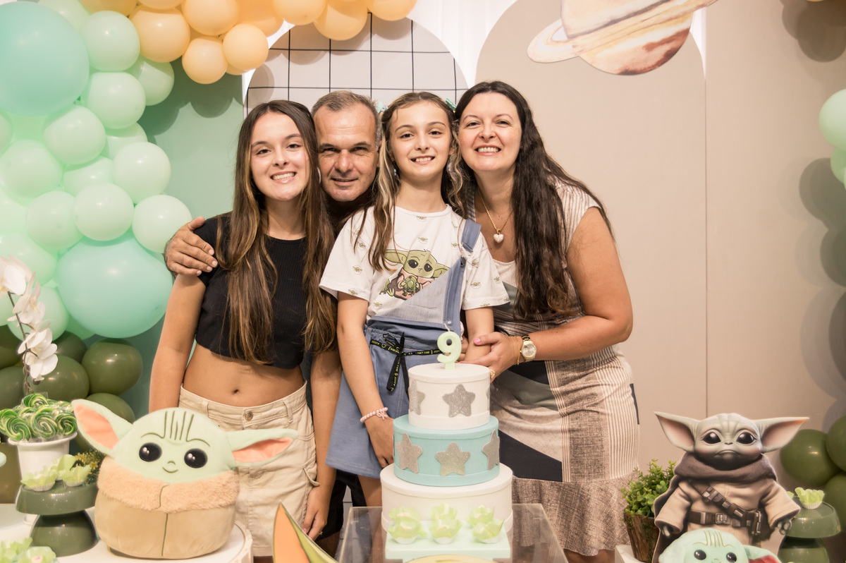 Festa de aniversário decoração baby yoda - foto com a família