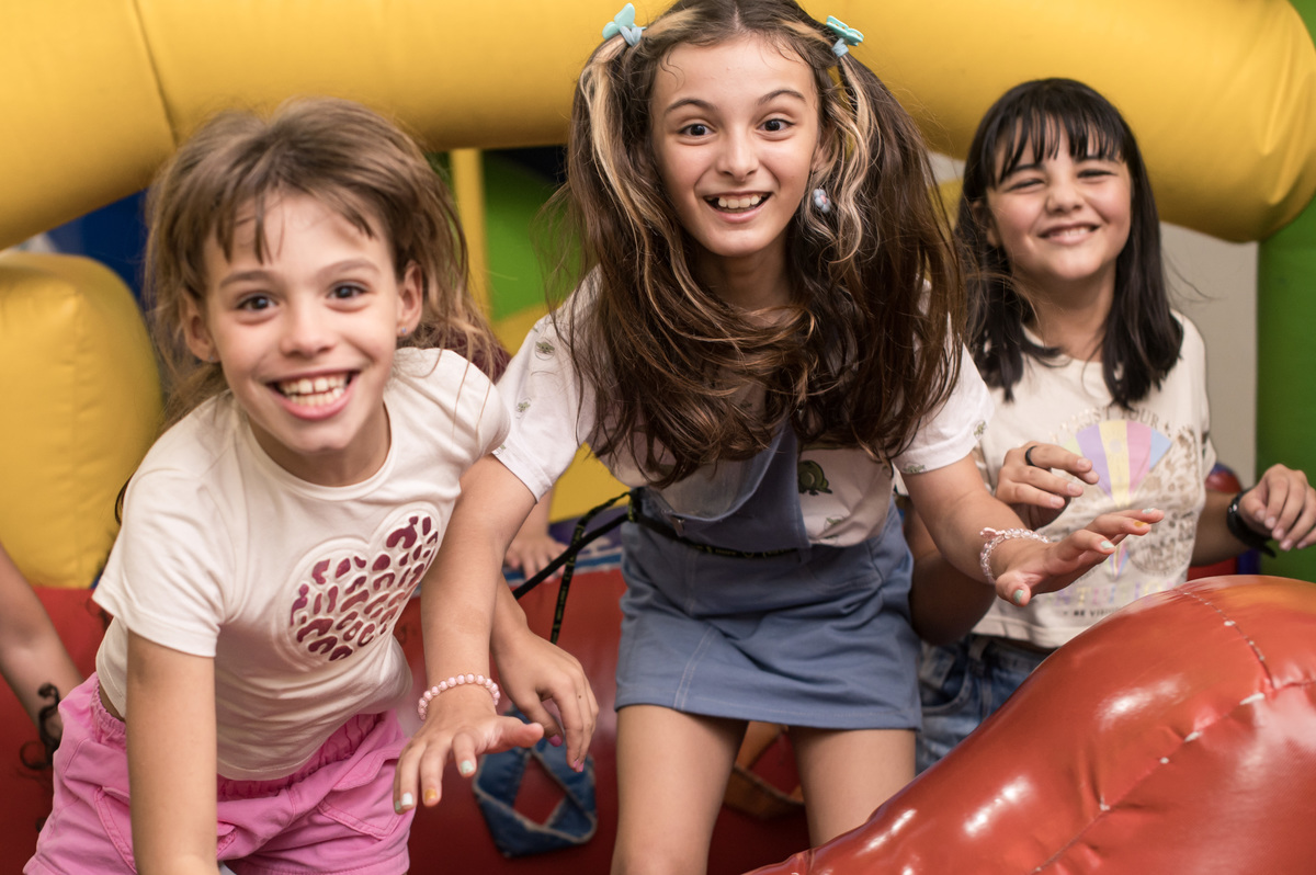 Festa de aniversário foto louca, pulando no brinquedo