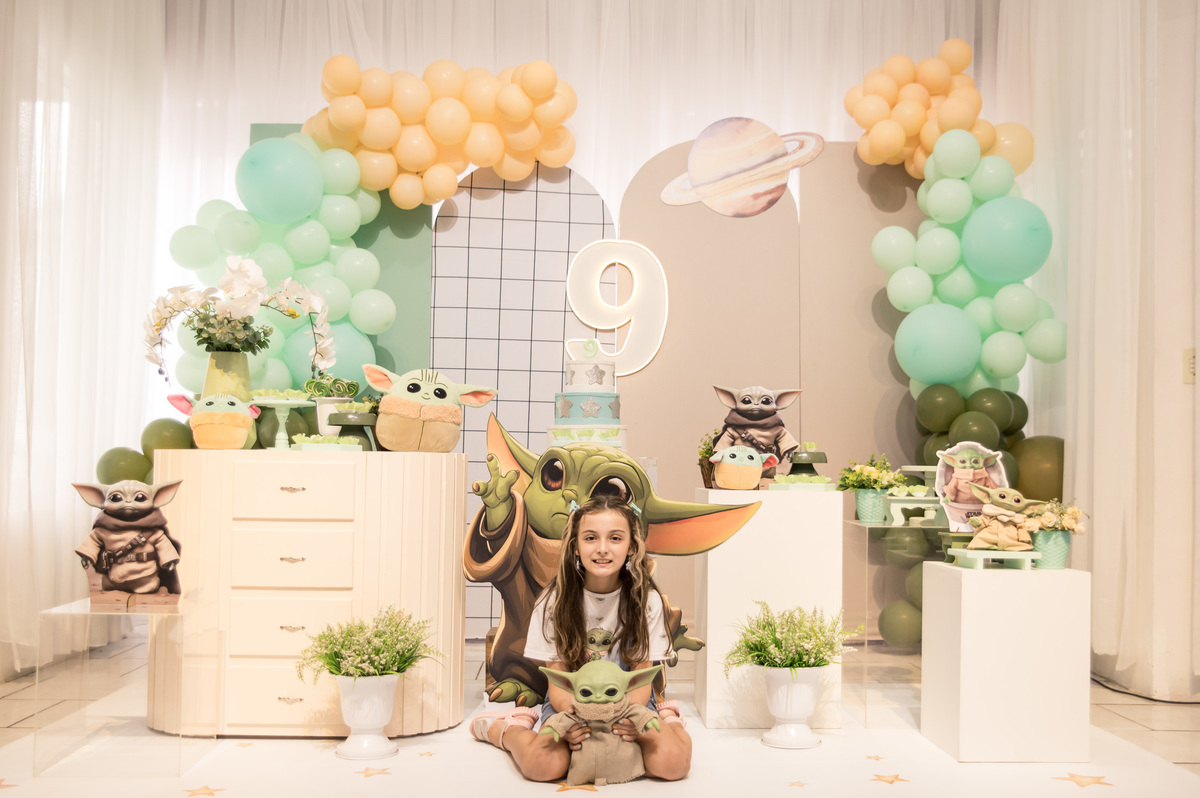 Festa de aniversário com decoração Baby Yoda