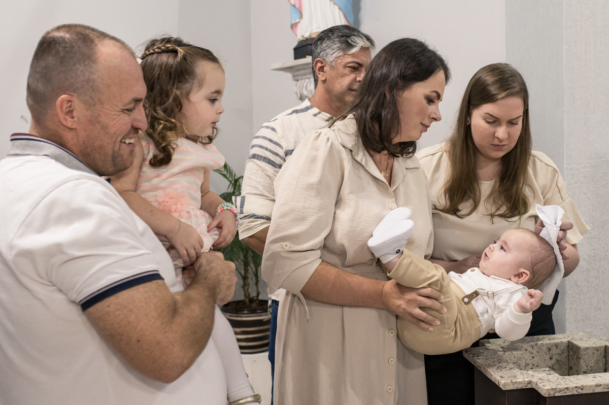 Hora do batizado, dinda secando a cabeça do bebê
