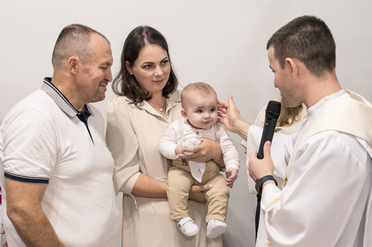 batizado, bebê olhando para o padre