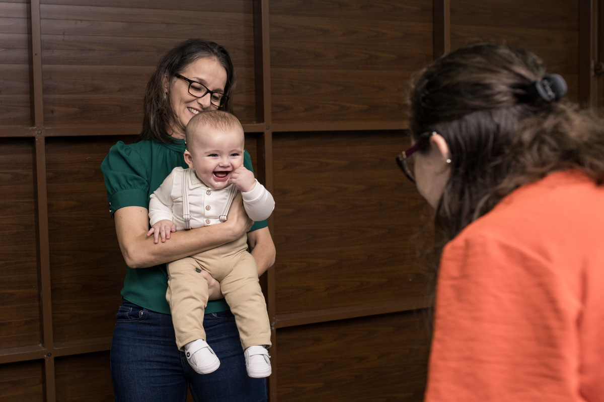 hora da festa, bebê feliz no colo da dinda