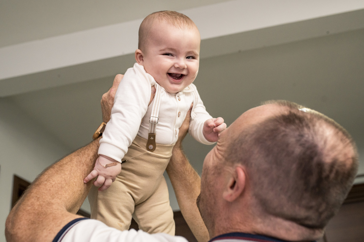 hora da festa, bebê feliz no colo do papai