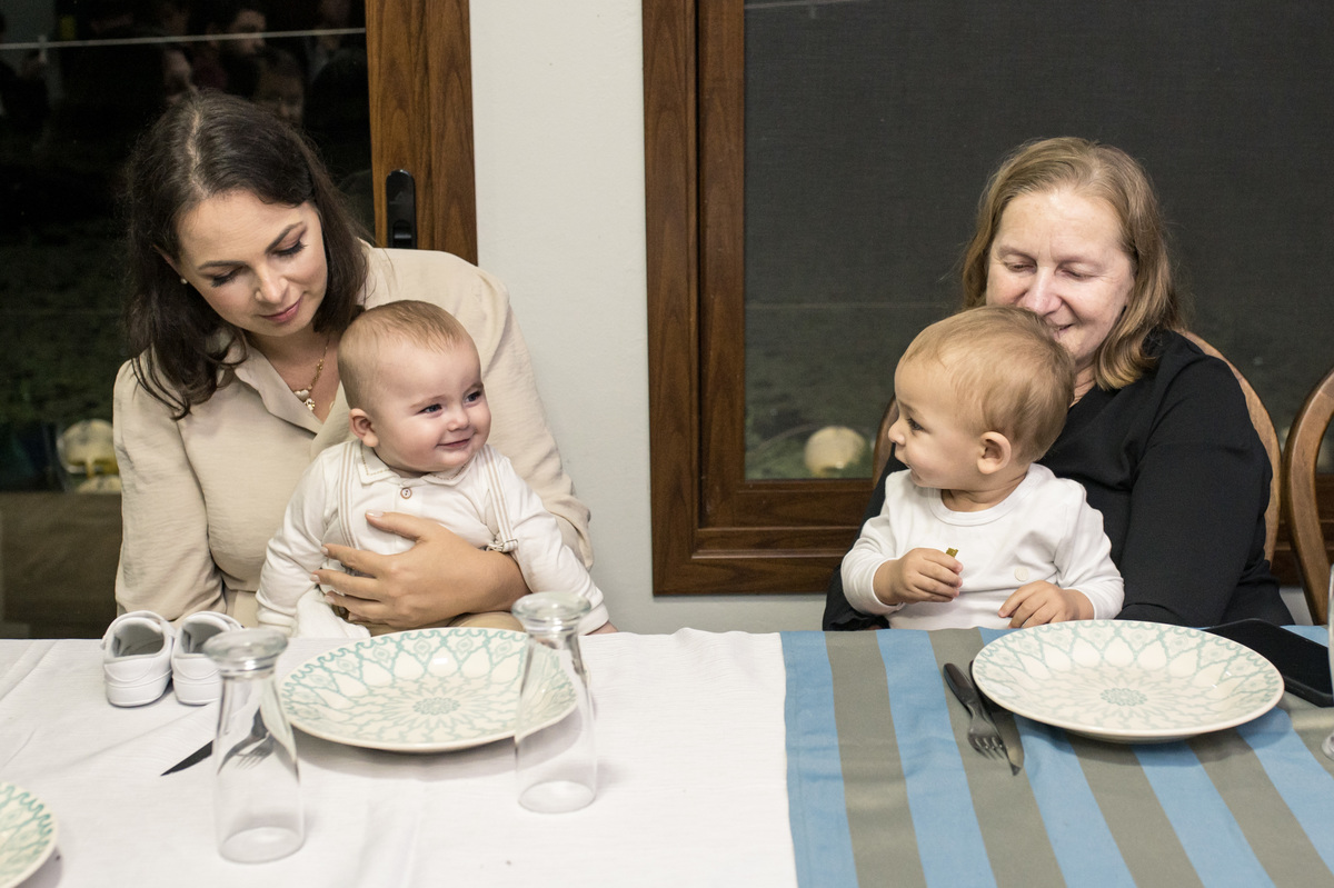 janta de batizado, 2 bebês trocando ideia