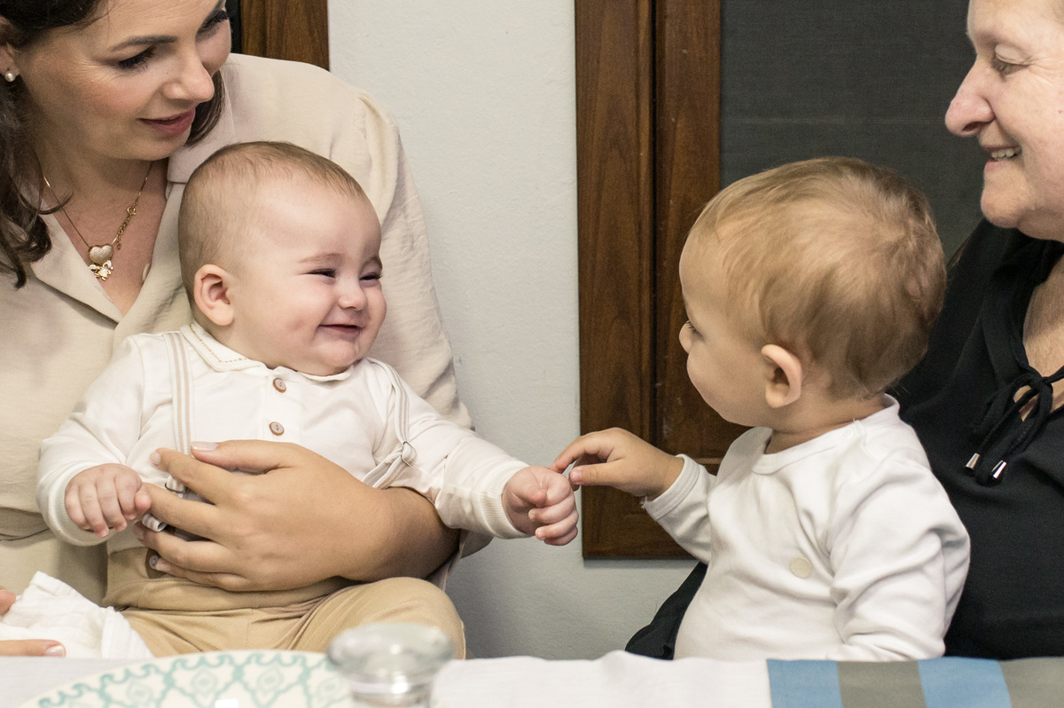 janta de batizado, 2 bebês fofos conversando