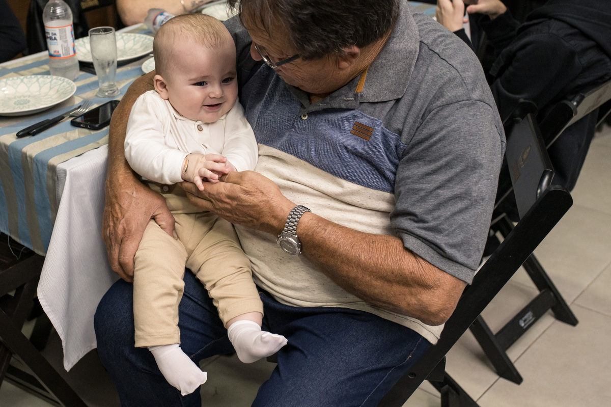 janta de batizado, bebê no colo do vovô