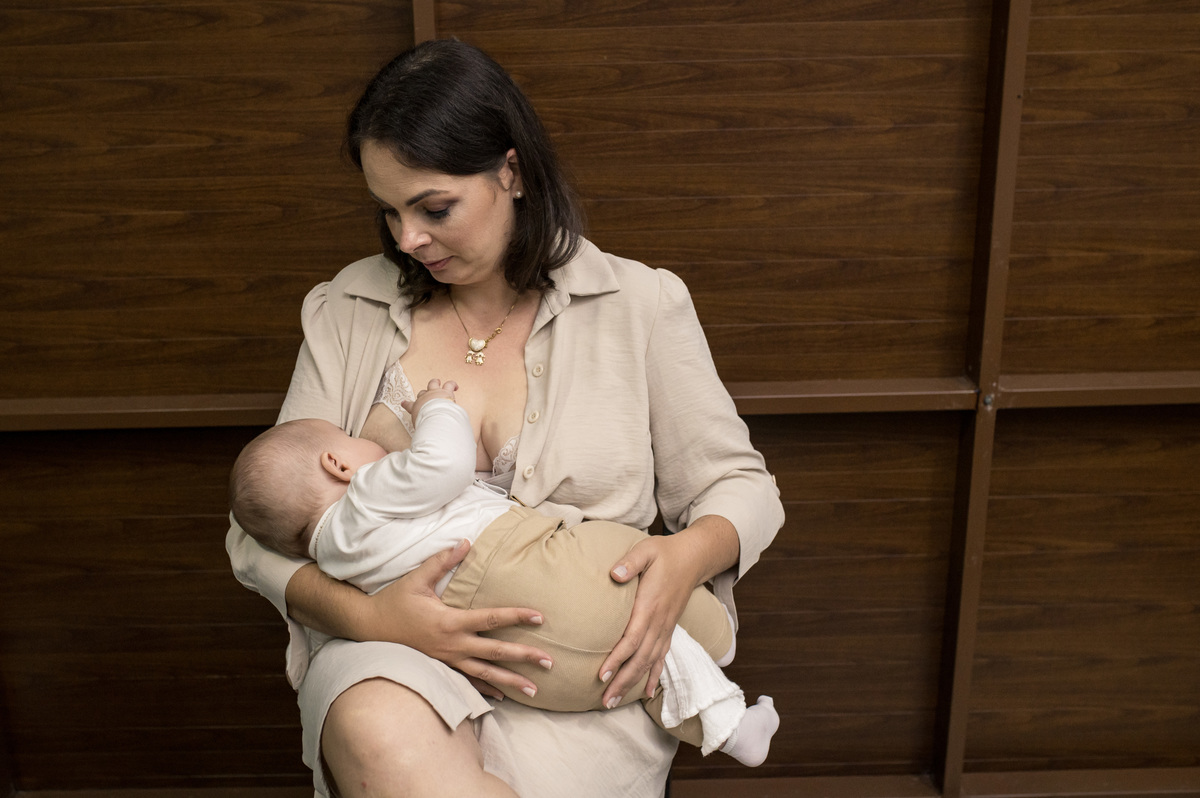 festa de batizado, bebê tomando mamá