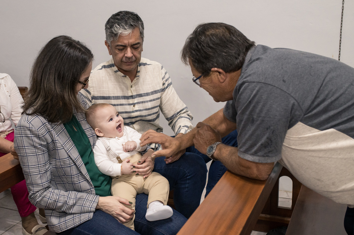 bebê no batizado, brincando com o avô