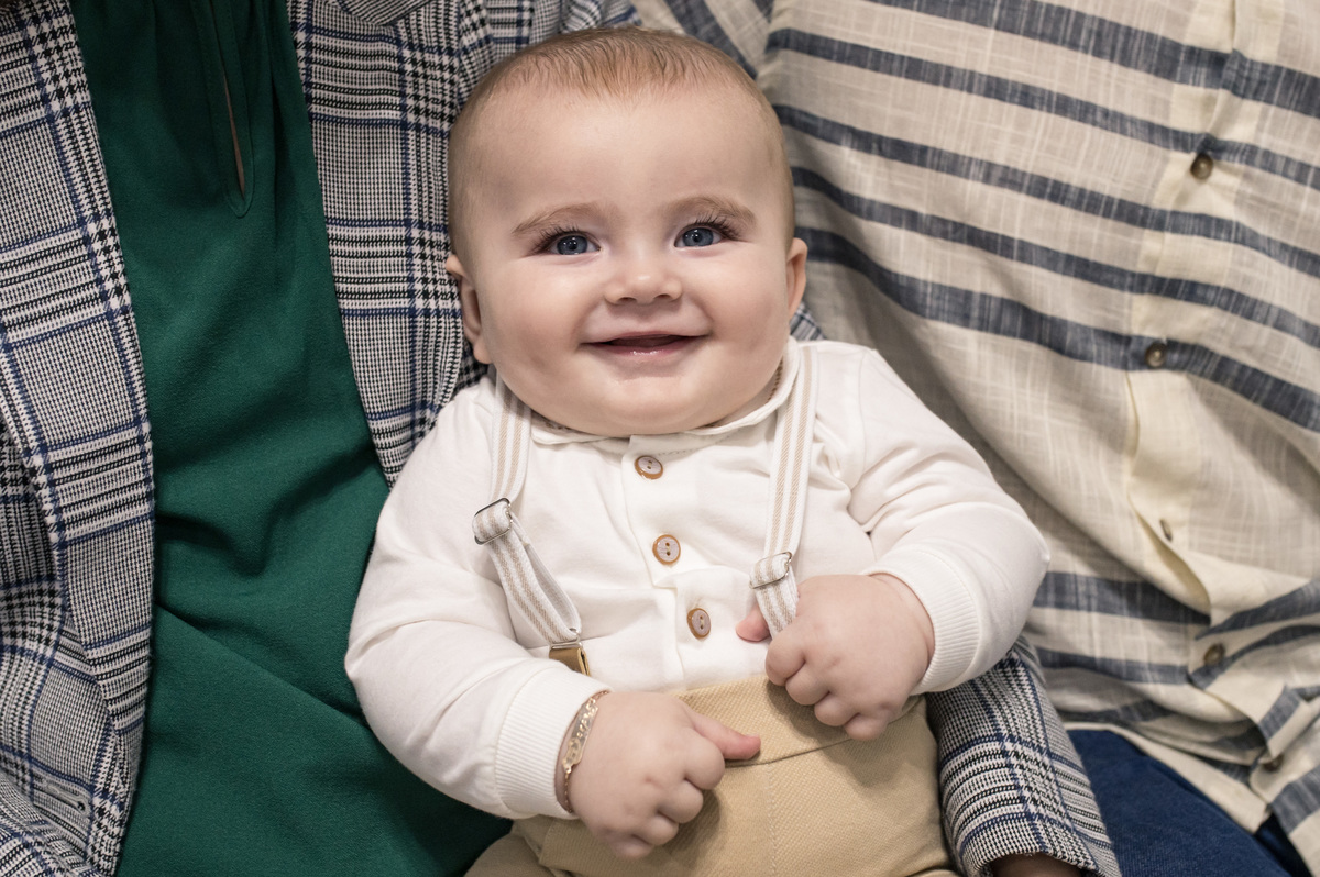foto do bebê sorrindo no batizado