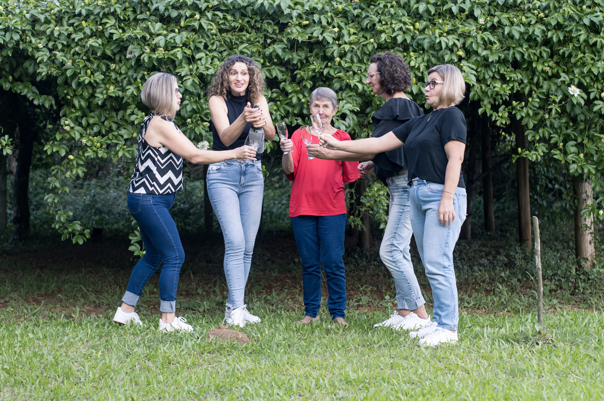 Ensaio externo, amigas brindando a amizade