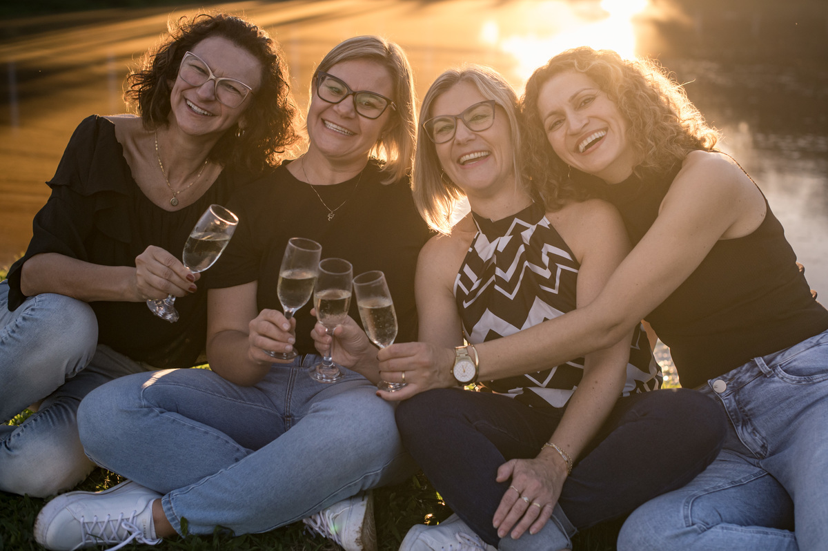 ensaio externo Amigas brindando a amizade na luz do por do sol