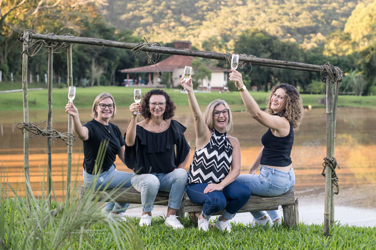 Ensaio externo, Amigas brindando a amizade