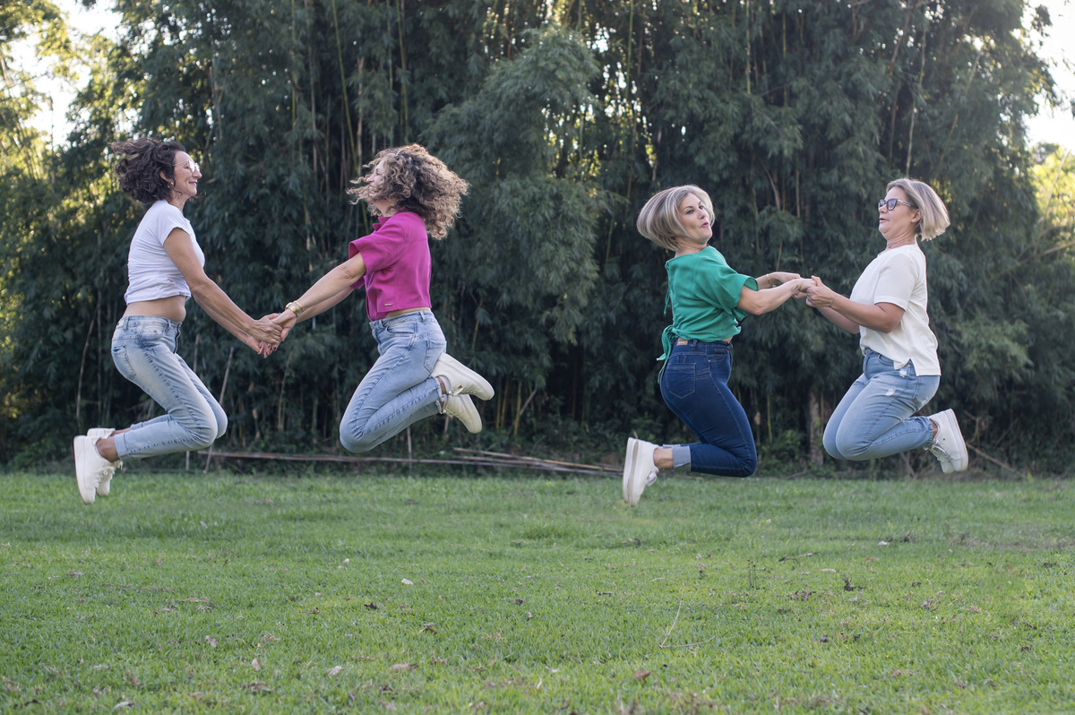 Ensaio externo amigas pulando