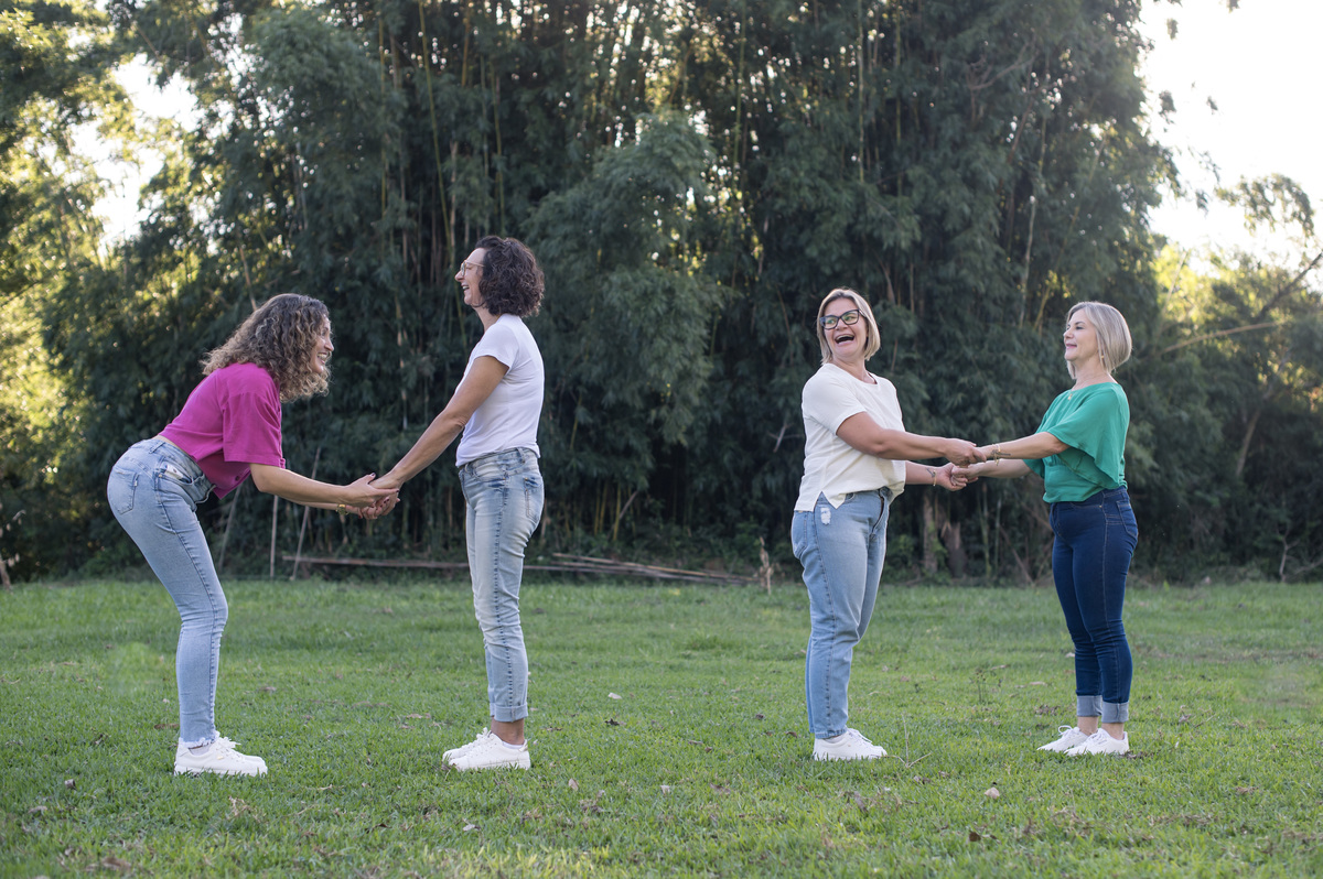 Ensaio externo, amigas dando risada do pulo