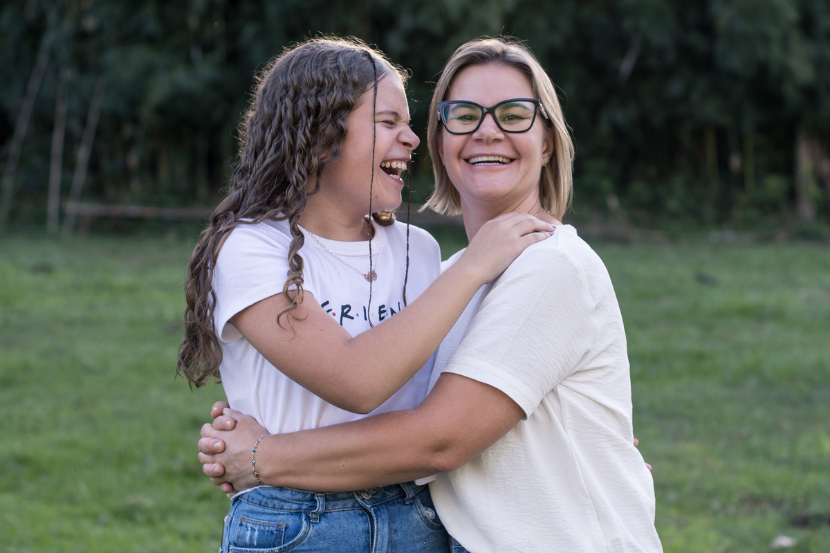 Ensaio externo, mãe e filha abraçadas