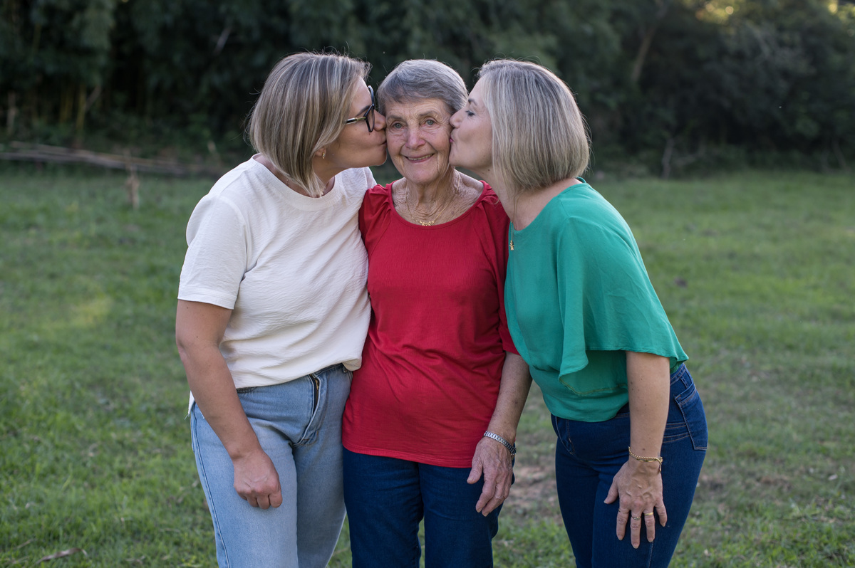 Ensaio externo, mãe e filhas trocando carinho