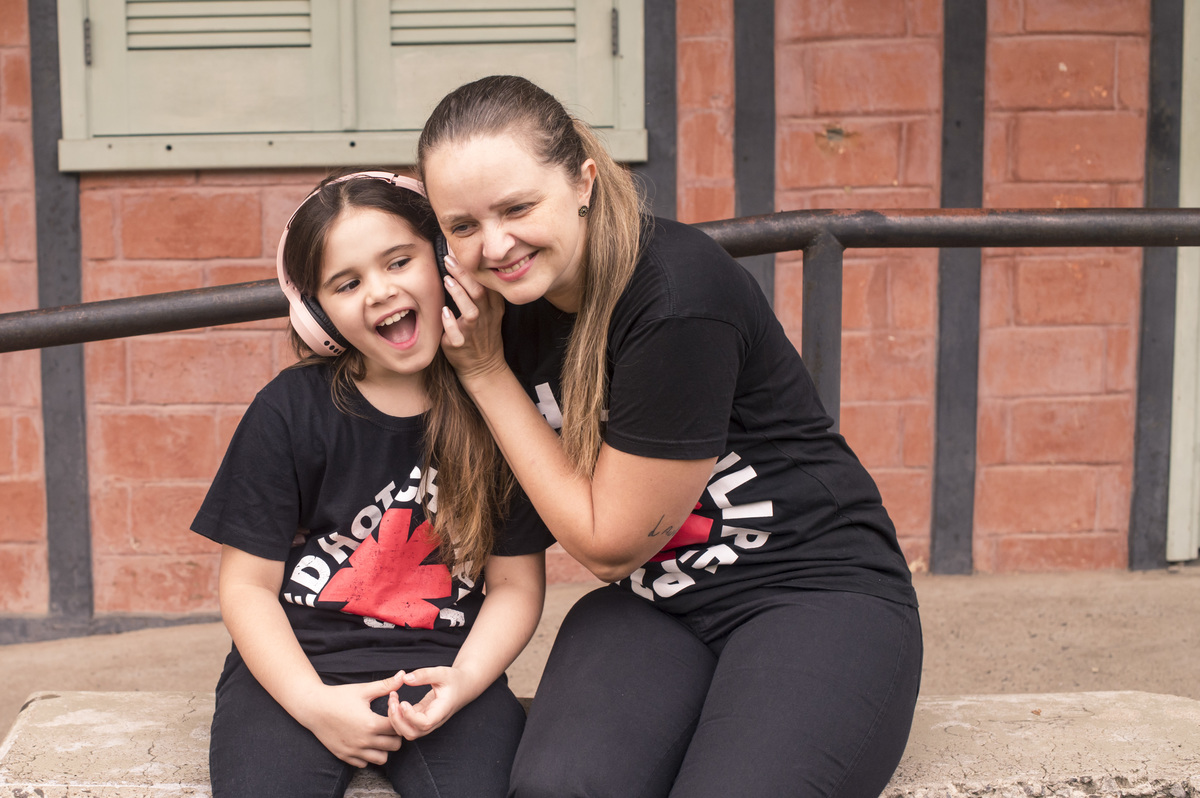ensaio externo, mãe e filha escutando música no fone