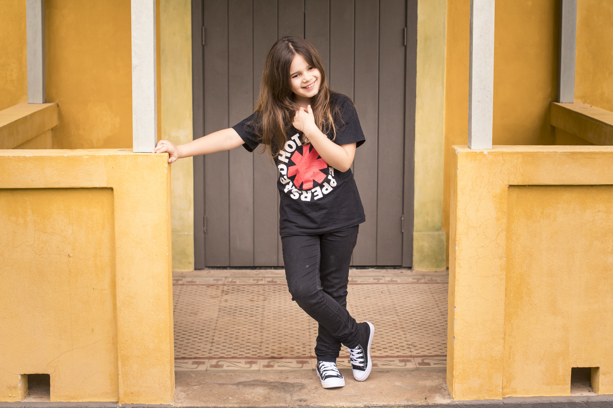 ensaio externo, menina em frente a uma casa antiga