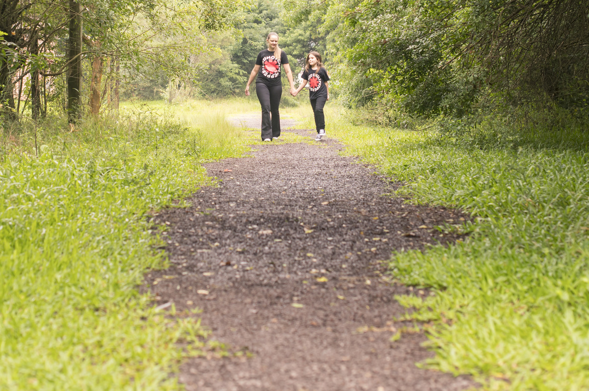 Ensaio externo, mãe e filha felizes em espaço verde
