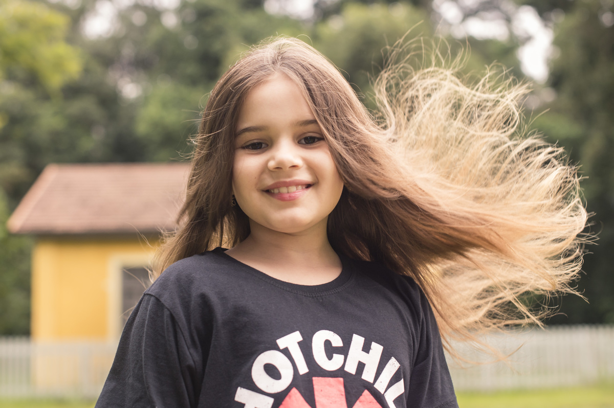 ensaio externo, menina com cabelos esvoaçantes
