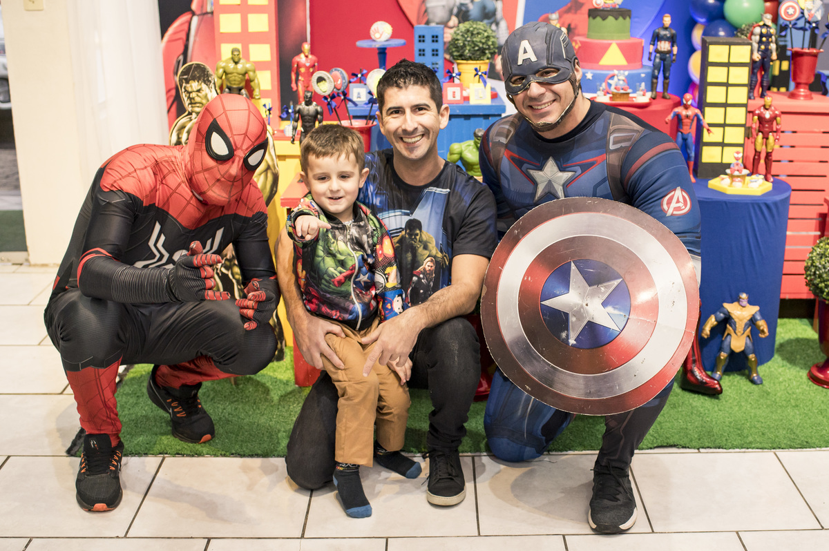 festa infantil, os vingadores, foto com o homem-aranha e o capitão América