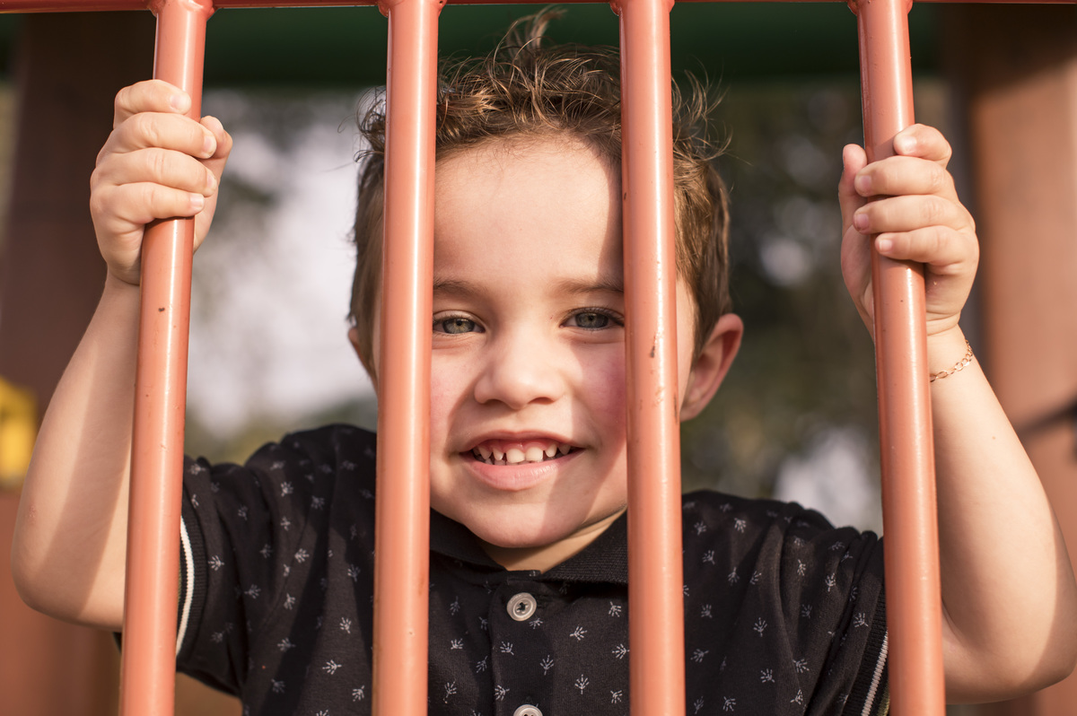 Ensaio Externo Infantil, criança brincando no parquinho