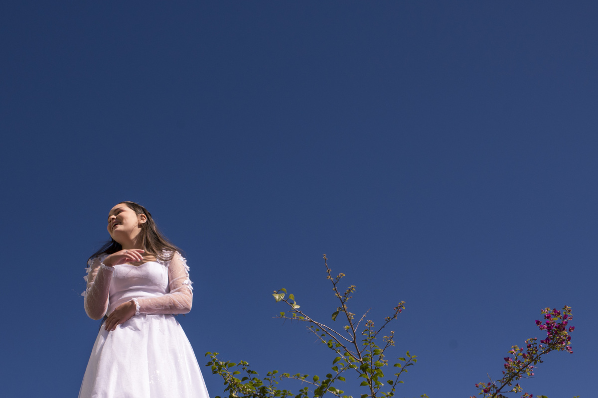 Foto com o céu azul e vestido de primeira comunhão