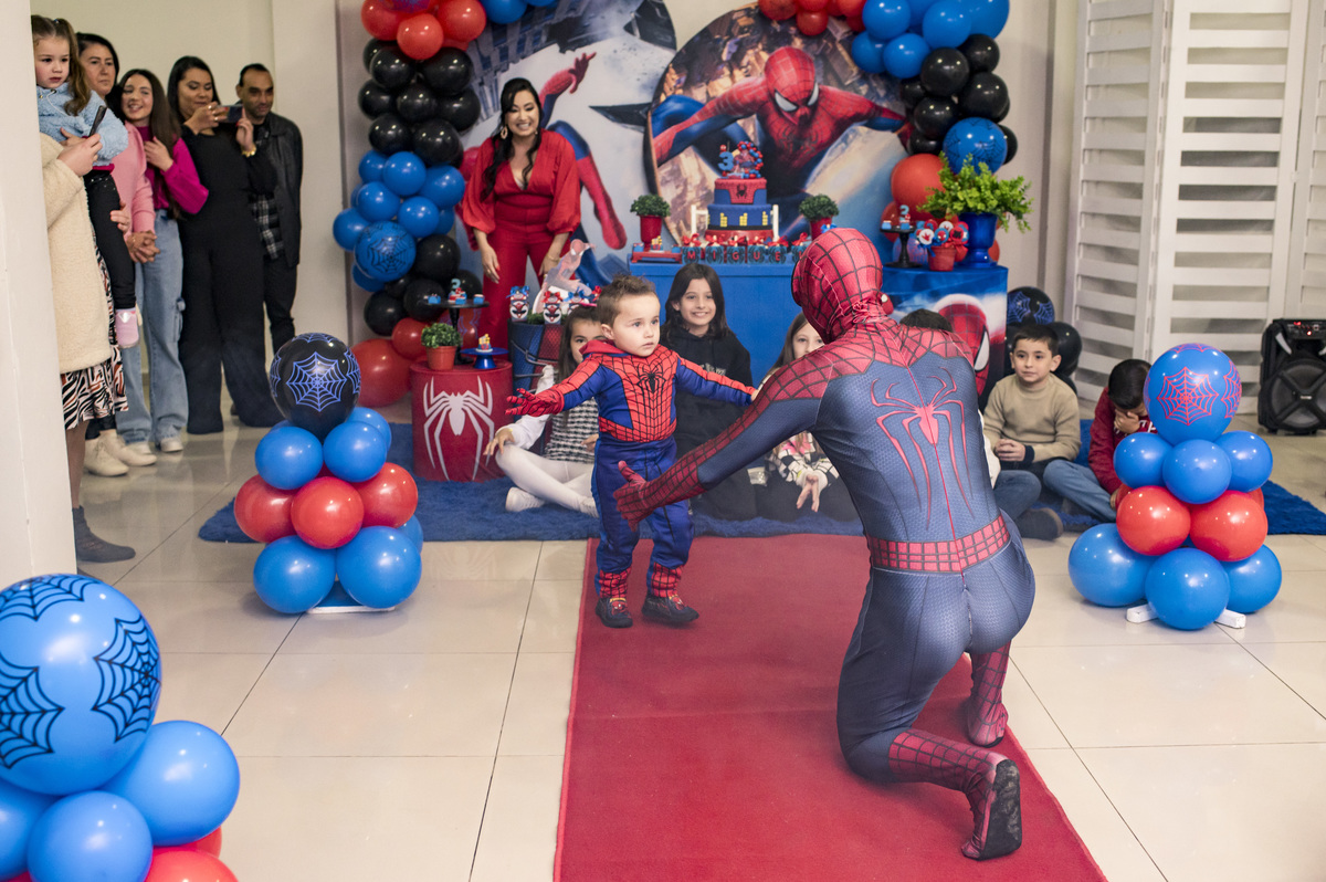 homem aranha chegando na festa infantil