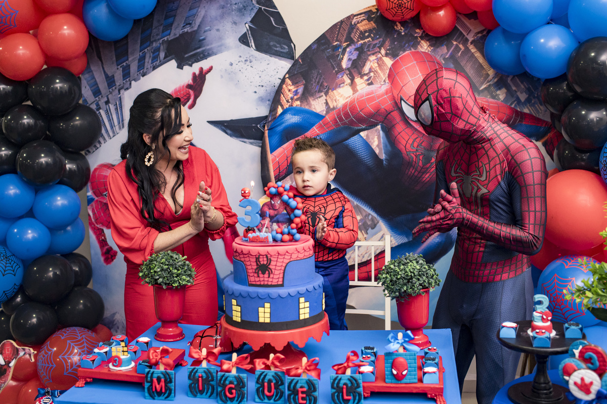 hora do parabéns em festa infantil do homem aranha
