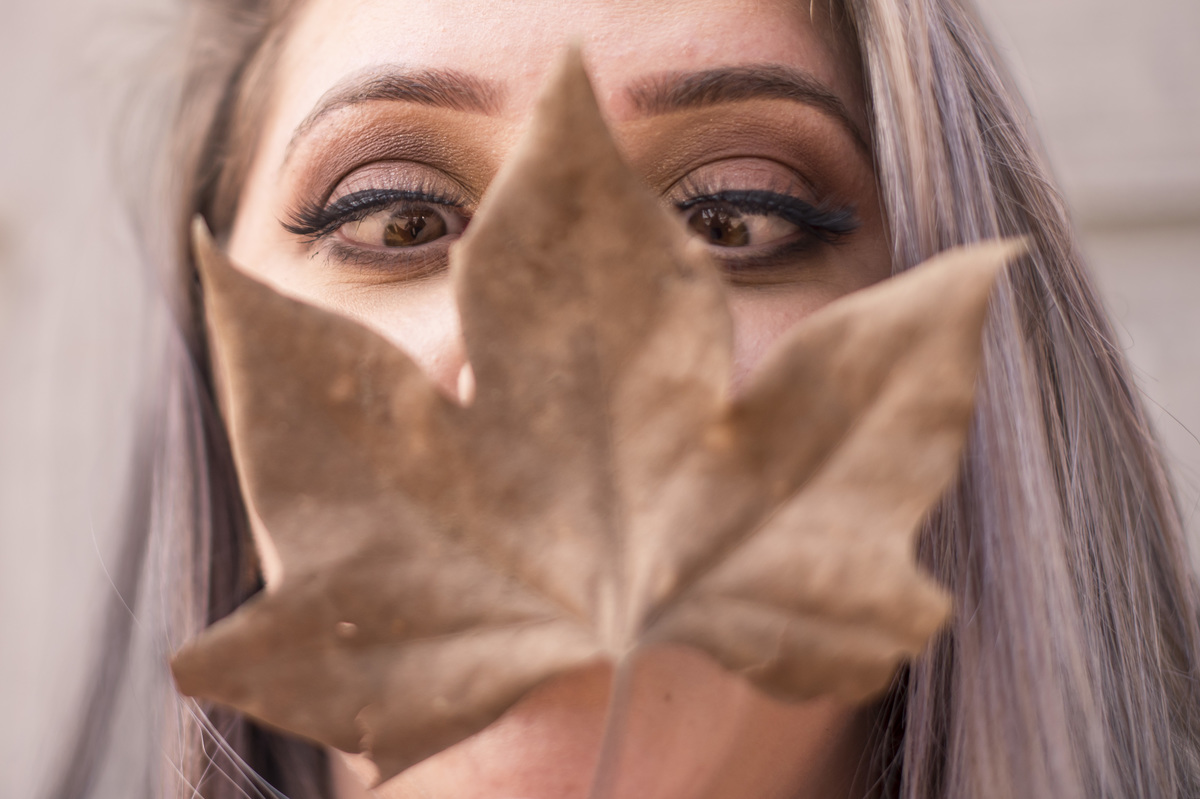 Ensaio em Ivoti, mulher olhando vesga para a folha de plátano