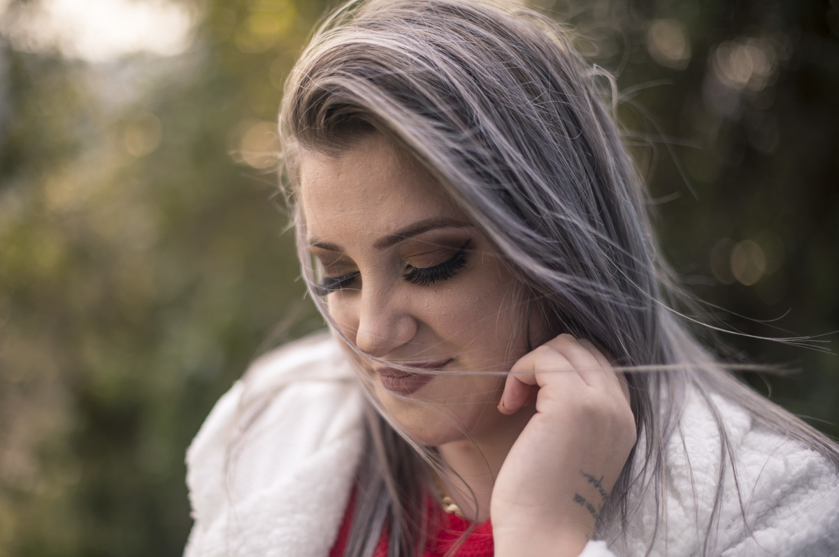 Ensaio feminino em Ivoti, vento tocando o cabelo