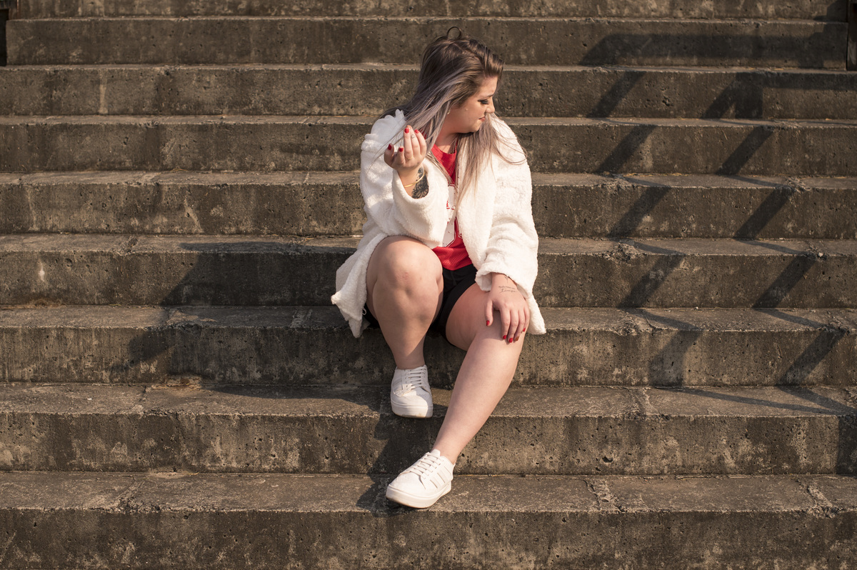 Ensaio feminino em Ivoti, mulher sentada da escadaria da igreja