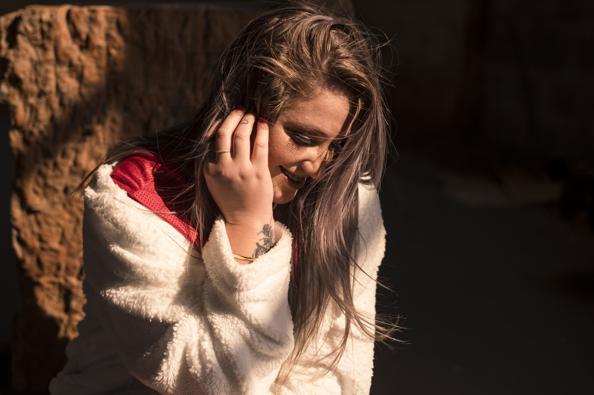 ensaio feminino em Ivoti, foto dentro da Igreja velha
